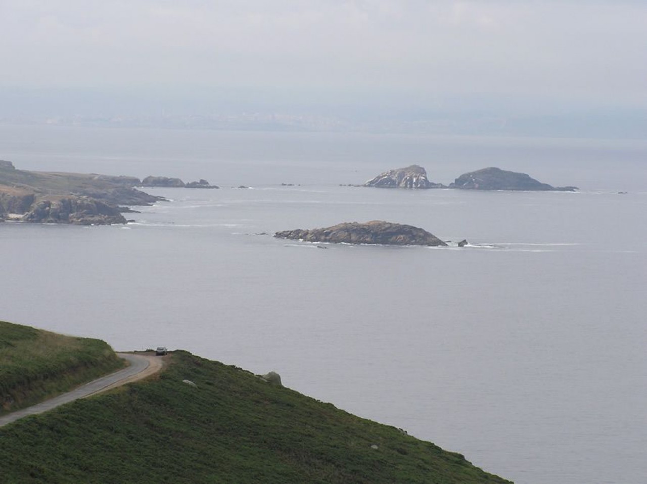 Illas Herbosa e Gaveiras (Coruña ó fondo)