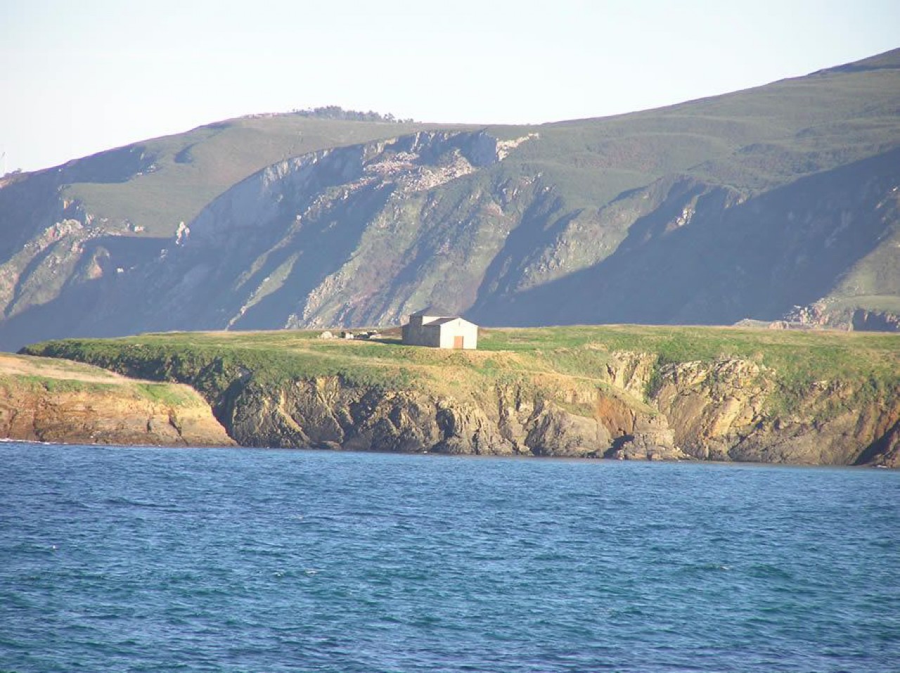 A ermita de Santa Comba vista dende a praia