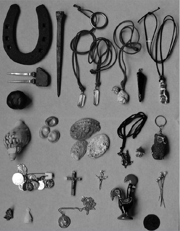 Fig. 2. Amuletos de uso tradicional. Colección particular