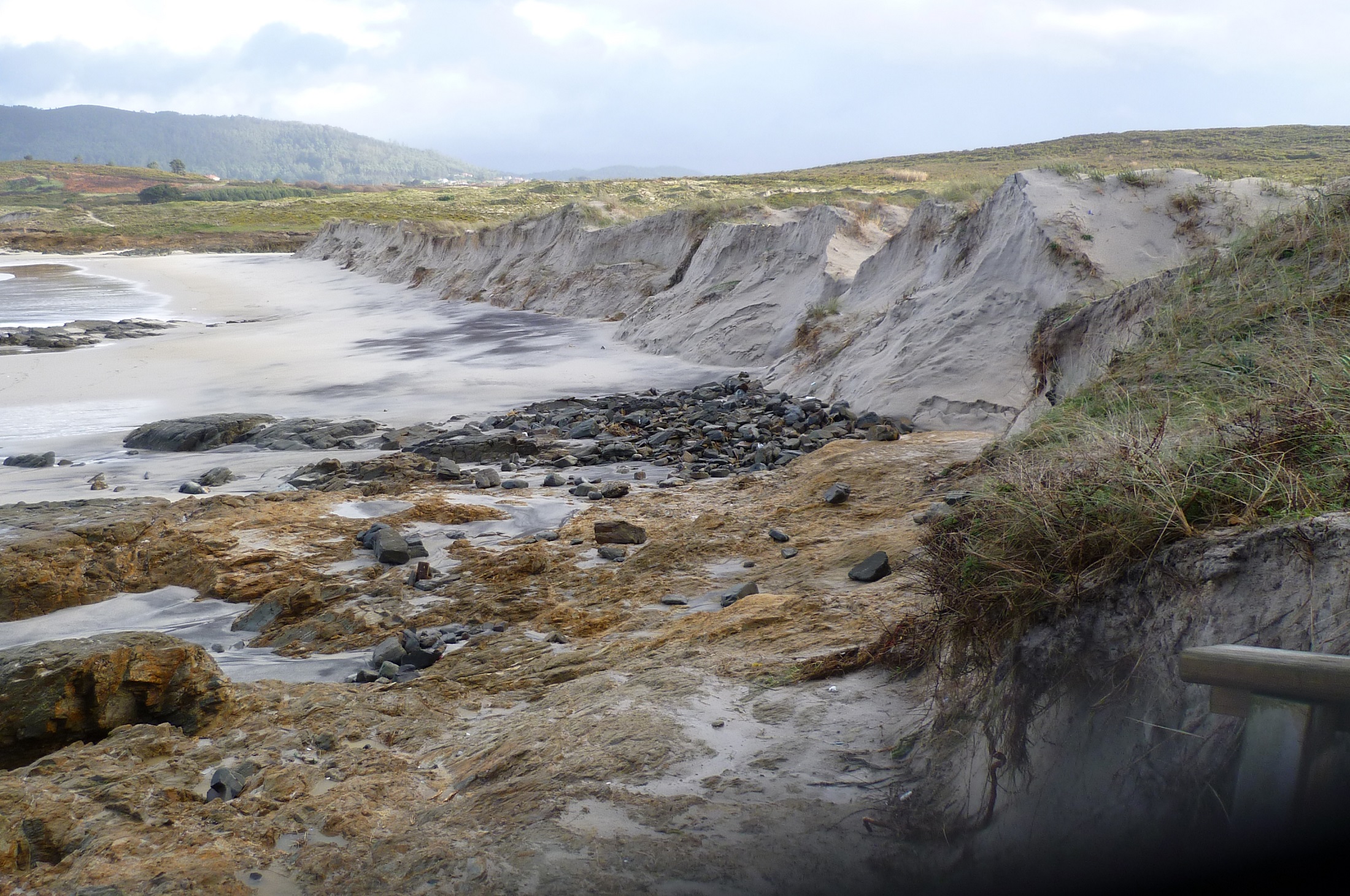 Foto 6: Primera fotografía tomada tras la ciclogénesis, en enero de 2014. Pueden verse restos de posibles edificaciones hoy desaparecidas. (Playa de Santa Comba)