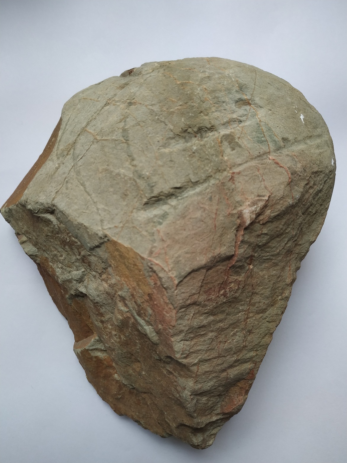 Figura 8 A. Acha de pedra neolítica (votiva). Presenta na cara anterior dúas raias inclinadas en na parte posterior tres ocos simulando unha cabeza (idoliño-antropomorfo). Aparecida a 350 m. ó sur do xacemento. Ofrenda de amortización dunha medorra (necrópole)